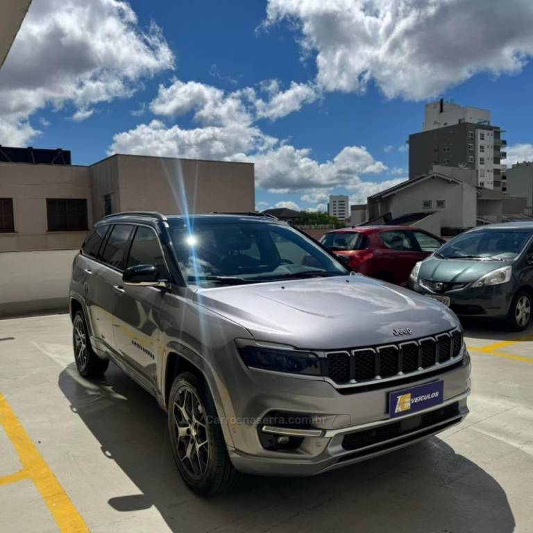 JEEP - COMMANDER - 2023/2023 - Cinza - R$ 223.900,00