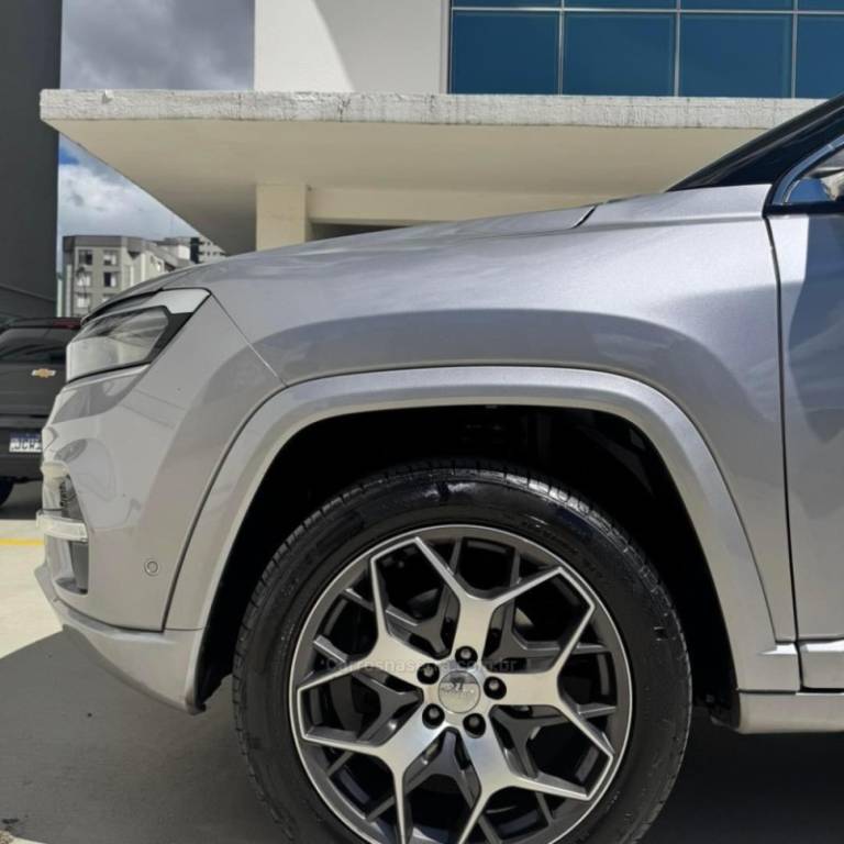 JEEP - COMMANDER - 2023/2023 - Cinza - R$ 223.900,00
